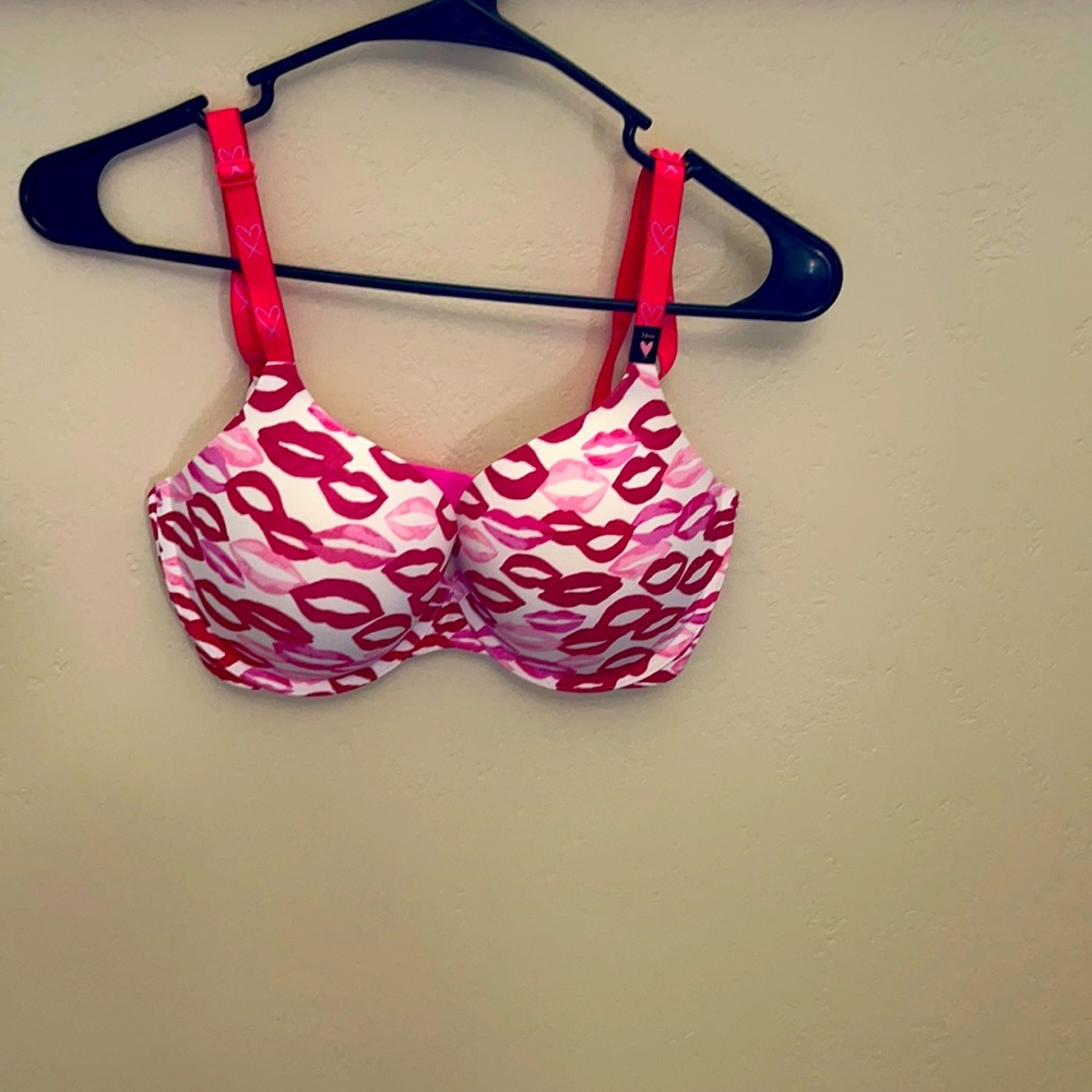 Victoria’s Secret t-shirt push up bra
